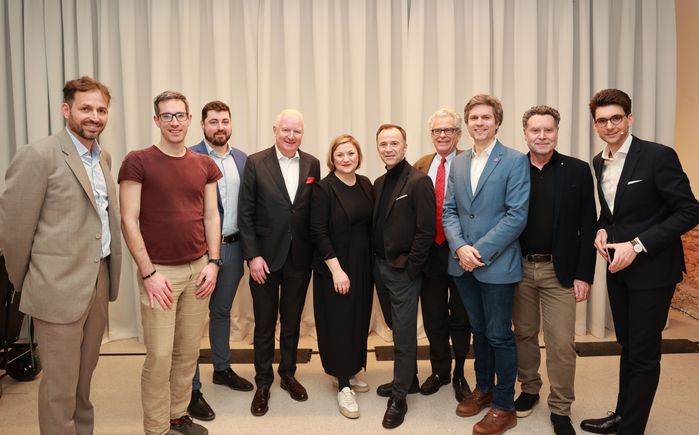 v.l.n.r.: Nico Weiß (Vizepräsident ZT-Kammer für Oberösterreich und Salzburg), Kay-Michael Dankl (Bürgermeisterkandidat, KPÖ), Paul Dürnberger (Bürgermeisterkandidat, FPÖ), Florian Kreibich (Bürgermeisterkandidat, ÖVP), Anna Schiester (Bürgermeisterkandidatin, Die Grünen), Bernhard Auinger (Bürgermeisterkandidat, SPÖ), Christoph Ferch (Bürgermeisterkandidat, SALZ), Lukas Rupsch (Bürgermeisterkandidat, NEOS), Roman Höllbacher (Leiter Initiative Architektur) und Marco Riebler (Salzburger Nachrichten)